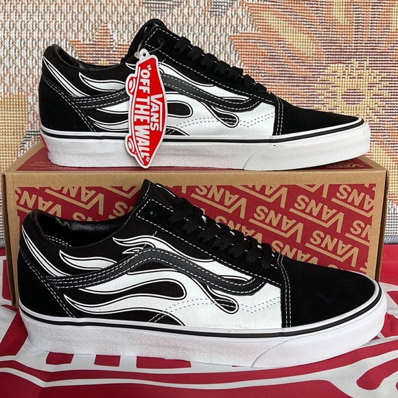 Vans Shoes - Vans WMNS Old Skool
(Flame) Black/White
VN0A38G1K68
Sneakers